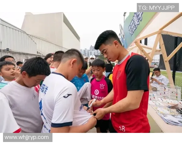 10号足球明星喜迎新赛季展现超凡技艺引发球迷热烈追捧